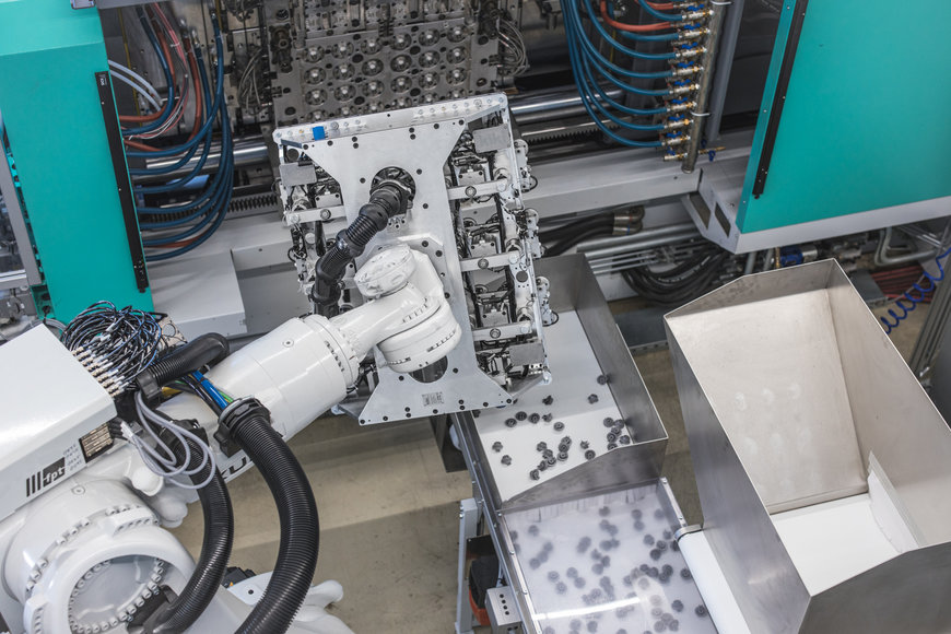 KUKA Roboter spielen dabei mit einem eigens konfigurierten, multifunk-tionalen Produktionswürfel den intelligenten Doppelpass